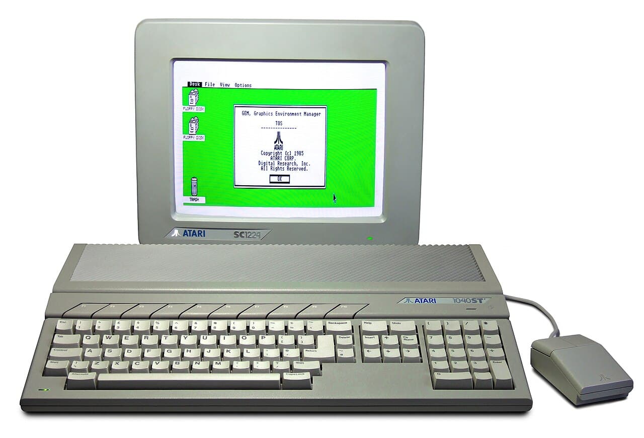 An Atari 1040STF computer